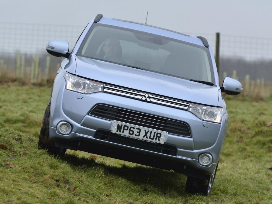  Mitsubishi Outlander PHEV 2014 года  (UK) (фото 9 из 19)